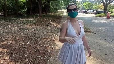 Publiczna nagość: dziewczyna z Rosji próbuje rozebrać się na ulicach Rio de Janeiro. Prawie została aresztowana.